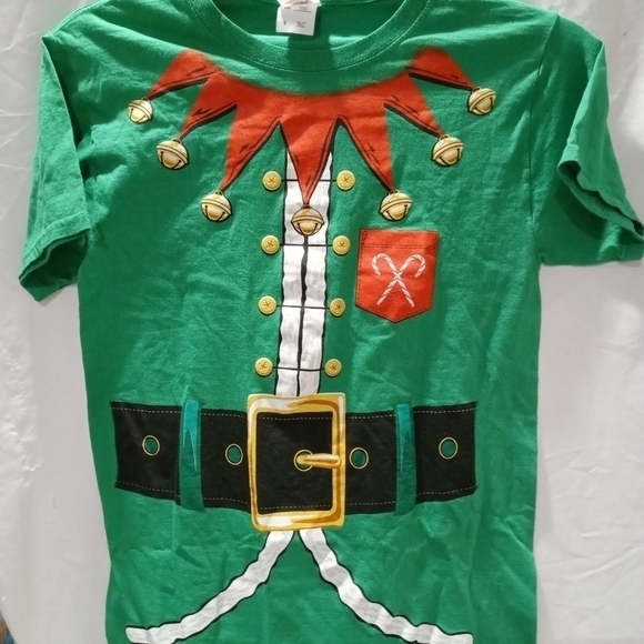 Gildan Tops - Christmas t-shirt green size medium